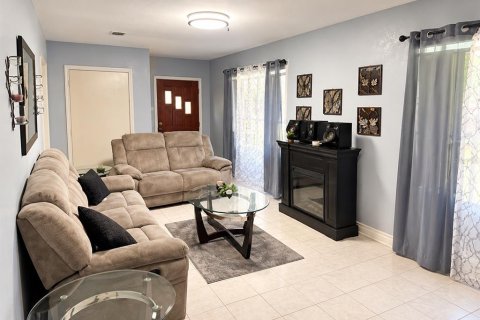 House in Lake Wales, Florida 2 bedrooms, 111.39 sq.m. № 2408557 - photo 2