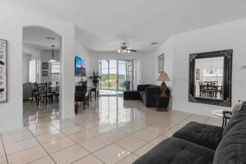 House in Davenport, Florida 5 bedrooms, 241.08 sq.m. № 2266417 - photo 9