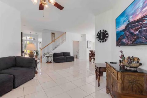 House in Davenport, Florida 5 bedrooms, 241.08 sq.m. № 2266417 - photo 5