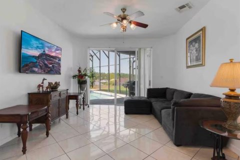 House in Davenport, Florida 5 bedrooms, 241.08 sq.m. № 2266417 - photo 8