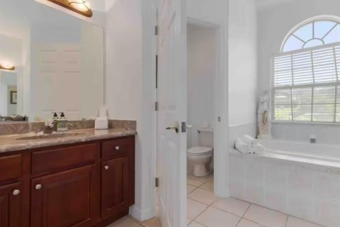 House in Davenport, Florida 5 bedrooms, 241.08 sq.m. № 2266417 - photo 20