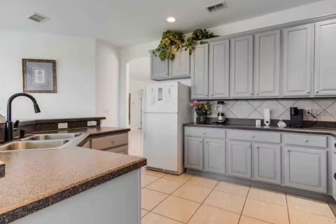 House in Davenport, Florida 5 bedrooms, 241.08 sq.m. № 2266417 - photo 11
