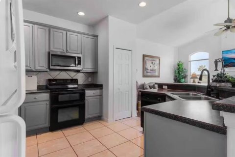 House in Davenport, Florida 5 bedrooms, 241.08 sq.m. № 2266417 - photo 10