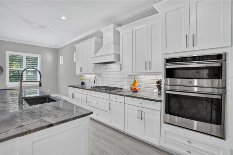 Villa ou maison à vendre à Tampa, Floride: 4 chambres, 307.69 m2 № 2410404 - photo 9