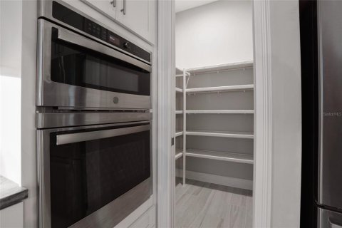 Villa ou maison à vendre à Tampa, Floride: 4 chambres, 307.69 m2 № 2410404 - photo 11