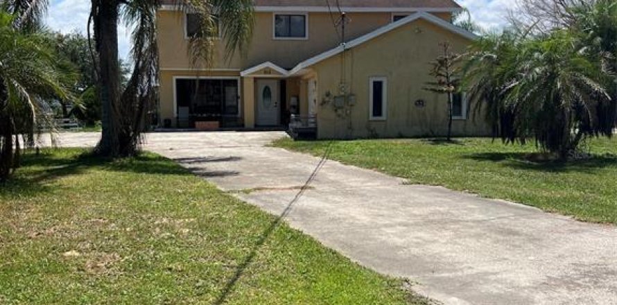 House in Winter Haven, Florida 4 bedrooms, 190.45 sq.m. № 2226092