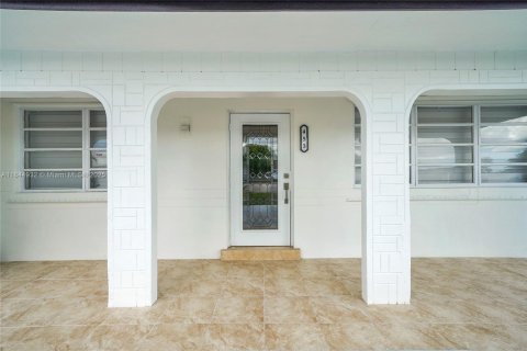 House in Hialeah, Florida 4 bedrooms, 206.43 sq.m. № 1841286 - photo 5