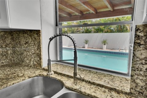 House in Hialeah, Florida 4 bedrooms, 206.43 sq.m. № 1841286 - photo 24