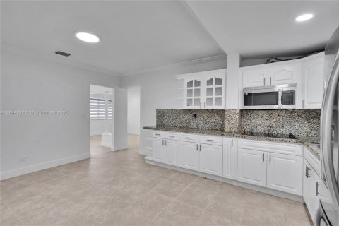 House in Hialeah, Florida 4 bedrooms, 206.43 sq.m. № 1841286 - photo 21