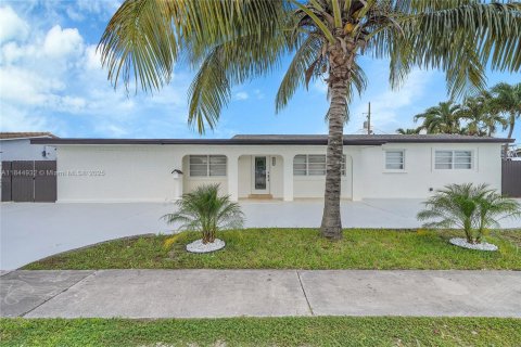 House in Hialeah, Florida 4 bedrooms, 206.43 sq.m. № 1841286 - photo 1