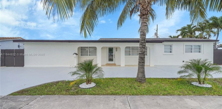 House in Hialeah, Florida 4 bedrooms, 206.43 sq.m. № 1841286