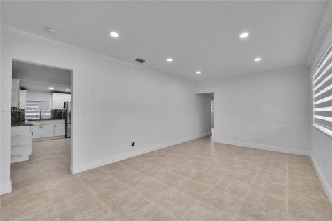 House in Hialeah, Florida 4 bedrooms, 206.43 sq.m. № 1841286 - photo 7