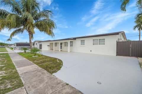 House in Hialeah, Florida 4 bedrooms, 206.43 sq.m. № 1841286 - photo 4