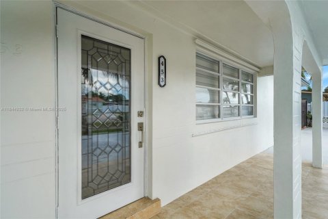 House in Hialeah, Florida 4 bedrooms, 206.43 sq.m. № 1841286 - photo 6