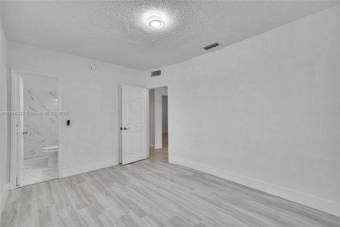 House in Hialeah, Florida 4 bedrooms, 206.43 sq.m. № 1841286 - photo 11