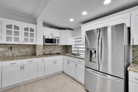 House in Hialeah, Florida 4 bedrooms, 206.43 sq.m. № 1841286 - photo 26