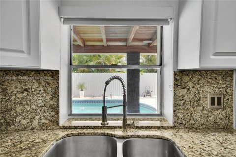 House in Hialeah, Florida 4 bedrooms, 206.43 sq.m. № 1841286 - photo 25