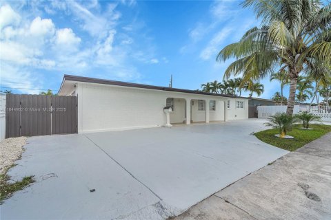 House in Hialeah, Florida 4 bedrooms, 206.43 sq.m. № 1841286 - photo 3
