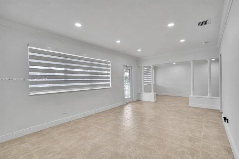 House in Hialeah, Florida 4 bedrooms, 206.43 sq.m. № 1841286 - photo 9