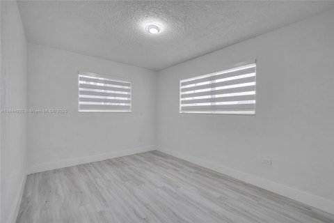 House in Hialeah, Florida 4 bedrooms, 206.43 sq.m. № 1841286 - photo 10