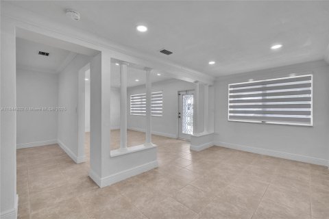 House in Hialeah, Florida 4 bedrooms, 206.43 sq.m. № 1841286 - photo 30