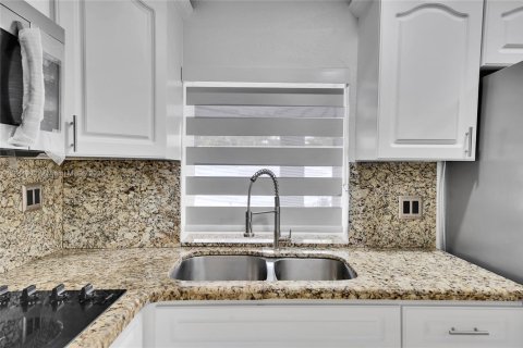 House in Hialeah, Florida 4 bedrooms, 206.43 sq.m. № 1841286 - photo 22