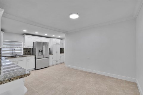 House in Hialeah, Florida 4 bedrooms, 206.43 sq.m. № 1841286 - photo 19