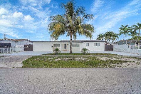House in Hialeah, Florida 4 bedrooms, 206.43 sq.m. № 1841286 - photo 2