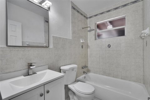 House in Hialeah, Florida 4 bedrooms, 206.43 sq.m. № 1841286 - photo 16