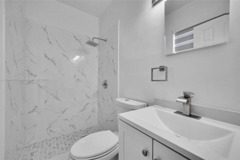 House in Hialeah, Florida 4 bedrooms, 206.43 sq.m. № 1841286 - photo 12
