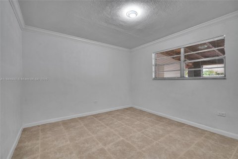 House in Hialeah, Florida 4 bedrooms, 206.43 sq.m. № 1841286 - photo 17