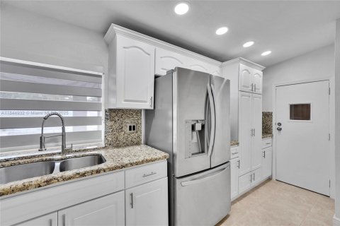 House in Hialeah, Florida 4 bedrooms, 206.43 sq.m. № 1841286 - photo 28