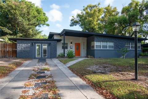 House in Orlando, Florida 3 bedrooms, 144.93 sq.m. № 1713875 - photo 2