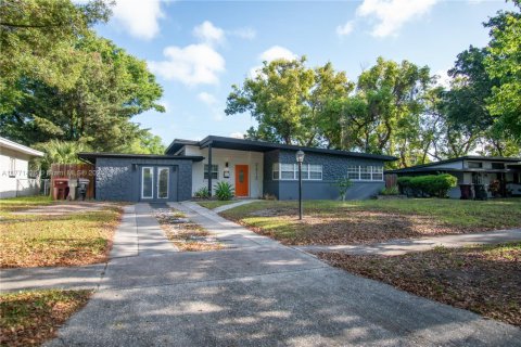House in Orlando, Florida 3 bedrooms, 144.93 sq.m. № 1713875 - photo 1