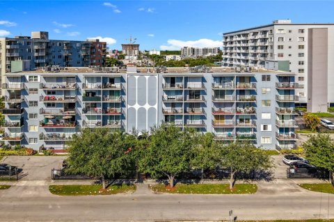 Condo in North Miami, Florida, 2 bedrooms № 2204474