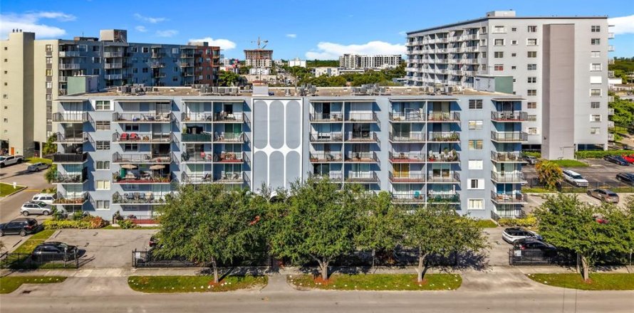 Condo in North Miami, Florida, 2 bedrooms № 2204474