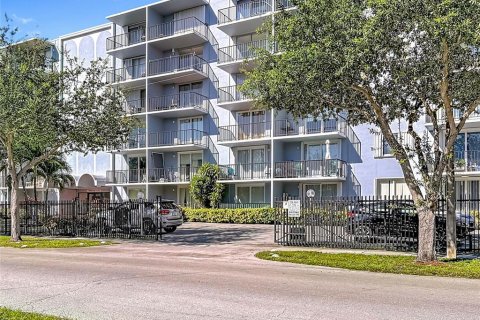 Condo in North Miami, Florida, 2 bedrooms № 2204474 - photo 4
