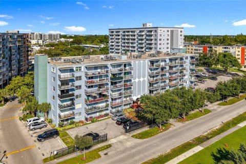 Condo in North Miami, Florida, 2 bedrooms № 2204474 - photo 2