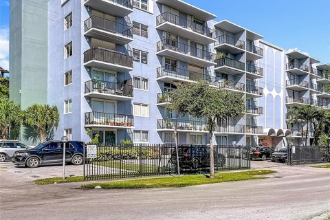 Condo in North Miami, Florida, 2 bedrooms № 2204474 - photo 3