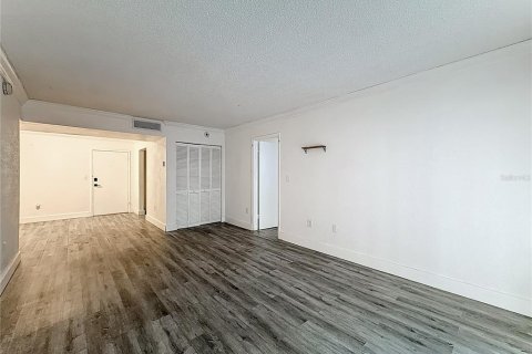 Condo in North Miami, Florida, 2 bedrooms № 2204474 - photo 18
