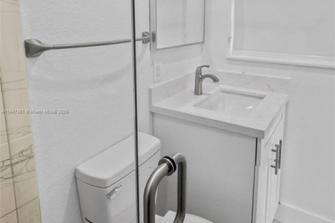 Casa en alquiler en Miami Gardens, Florida, 4 dormitorios, 141.12 m2 № 1845794 - foto 25
