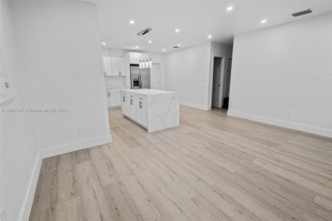 Casa en alquiler en Miami Gardens, Florida, 4 dormitorios, 141.12 m2 № 1845794 - foto 9