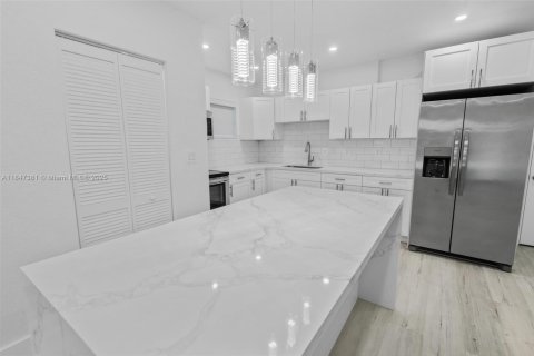 Casa en alquiler en Miami Gardens, Florida, 4 dormitorios, 141.12 m2 № 1845794 - foto 10