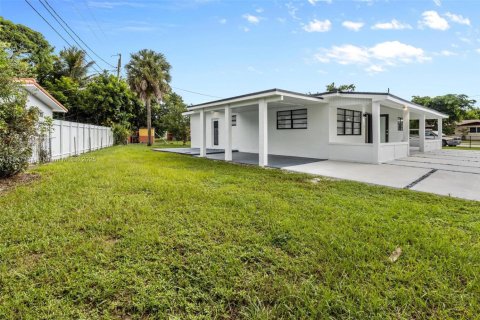 Casa en alquiler en Miami Gardens, Florida, 4 dormitorios, 141.12 m2 № 1845794 - foto 1
