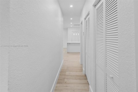 Casa en alquiler en Miami Gardens, Florida, 4 dormitorios, 141.12 m2 № 1845794 - foto 30