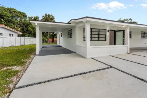 Casa en alquiler en Miami Gardens, Florida, 4 dormitorios, 141.12 m2 № 1845794 - foto 2