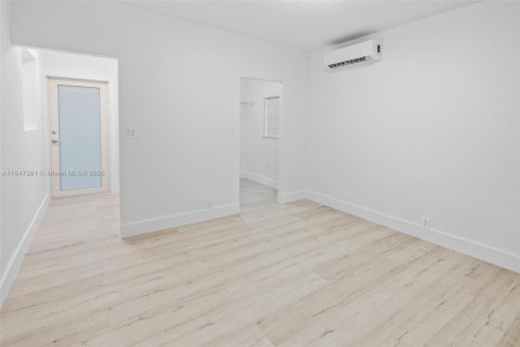 Casa en alquiler en Miami Gardens, Florida, 4 dormitorios, 141.12 m2 № 1845794 - foto 13