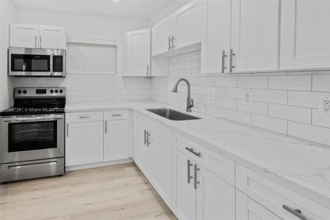Casa en alquiler en Miami Gardens, Florida, 4 dormitorios, 141.12 m2 № 1845794 - foto 12