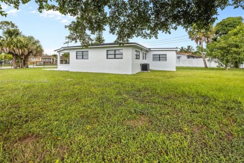 Casa en alquiler en Miami Gardens, Florida, 4 dormitorios, 141.12 m2 № 1845794 - foto 7