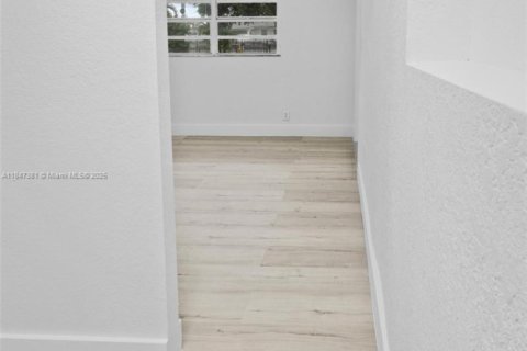 Casa en alquiler en Miami Gardens, Florida, 4 dormitorios, 141.12 m2 № 1845794 - foto 17